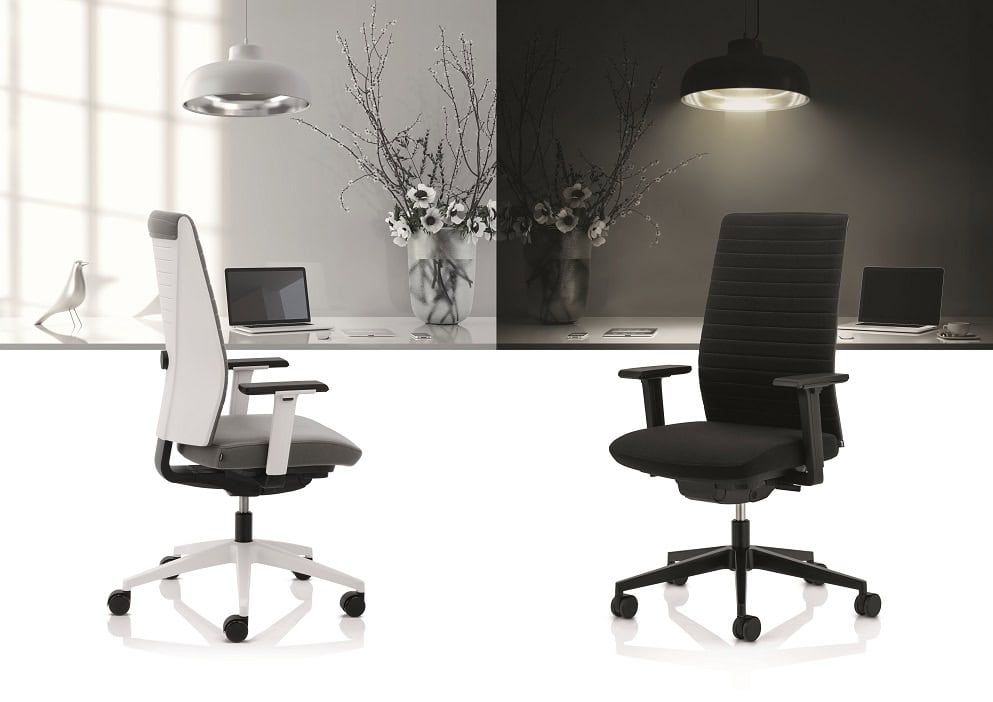 Zwei elegante ergonomische Bürostühle in schwarz und weiß.