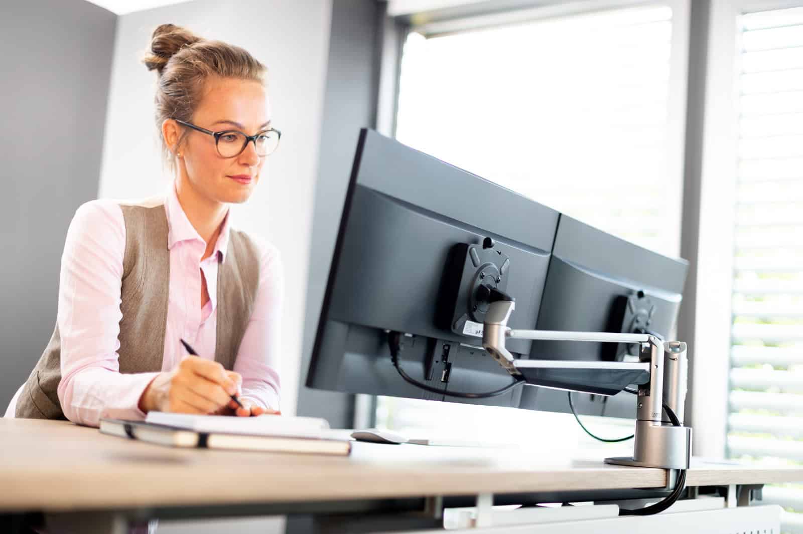 Jürgen Hagendorn Büroeinrichtungen - Düsseldorf - Büroausstattung - ergonomischer Bürodrehstuhl - Home-Office Ausstattung- Beratung - Planung - Lieferung - Höhenverstellbarer Schreibtisch - Home Office - Konferenz - Empfang - Loungemöbel -Schranksysteme - Vertikale Gärten - Whiteboards - Zubehör