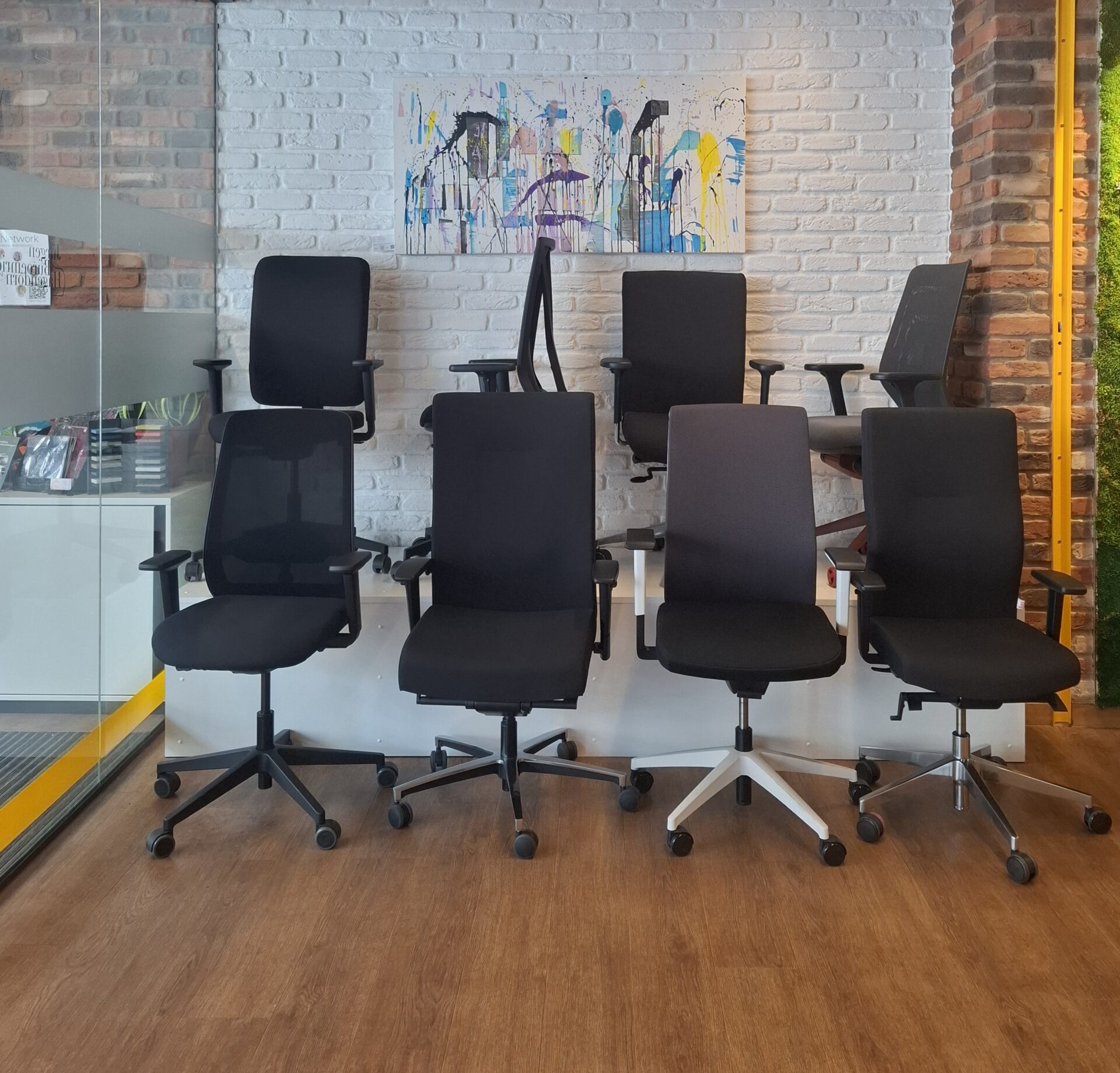 Ein Bild aus dem Showroom von Hagendorn Büroeinrichtungen. Es zeigt eine Auswahl an Bürostühlen vor einer weißen Wand.