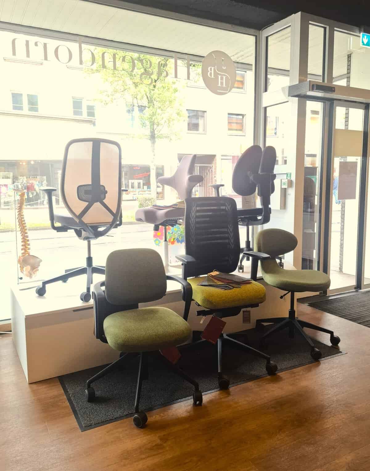 Das Bild zeigt eine Auswahl an Bürostühlen im Schaufenster des Showrooms von Hagendorn Büroeinrichtungen in Düsseldorf.