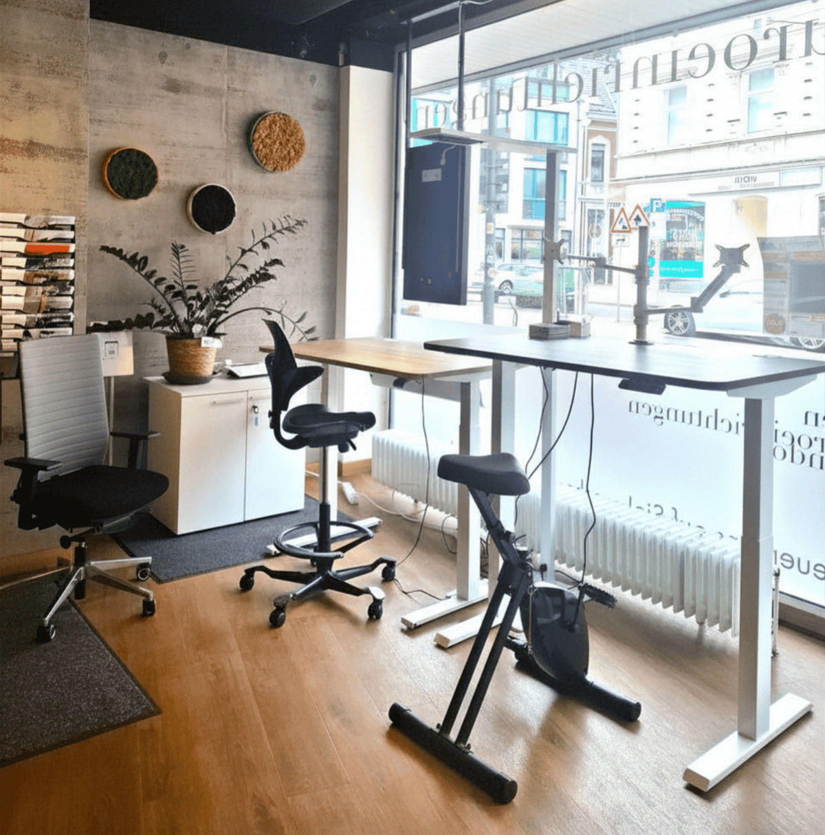 Höhenverstellbare Schreibtische im Schaufenster von Hagendorn Büroeinrichtungen.