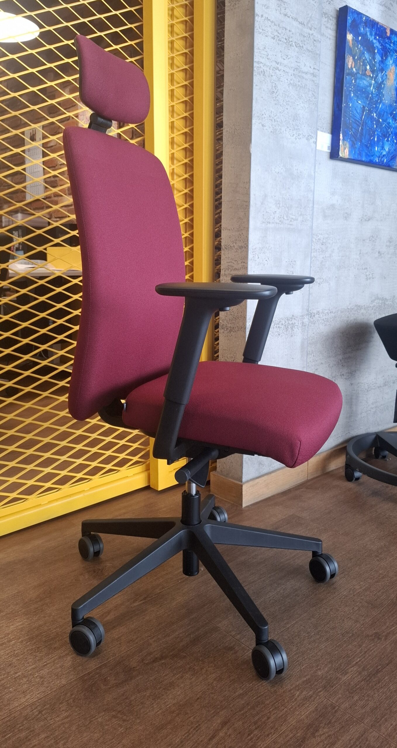 Ein weinroter Bürodrehstuhl aus dem Hause KÖHL im Showroom von Hagendorn Büroeinrichtungen