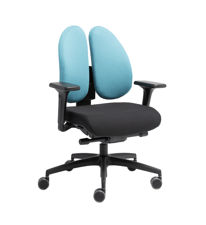 Ein zweifarbiger Bürostuhl mit hellblauer, zweigeteilter Rückenlehne und schwarzem Sitz.